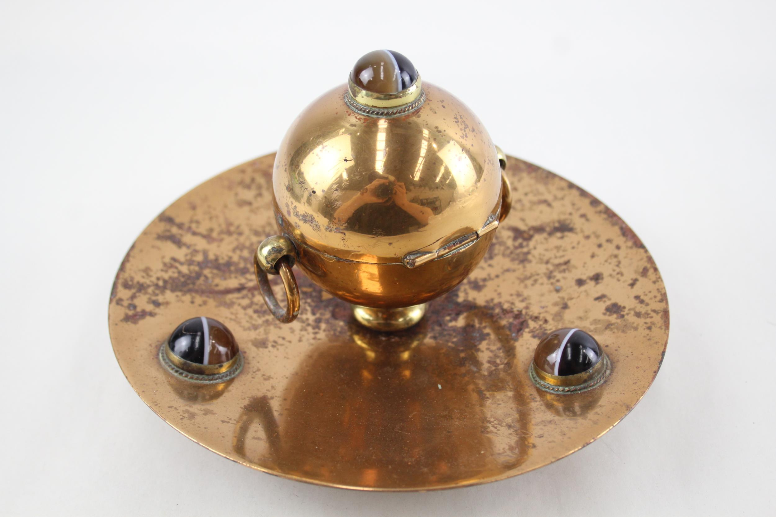 Antique ARTS & CRAFTS Brass Circular Inkwell w/ Tiger's Eye Cabochons - Diameter - 16.5cm In antique - Image 8 of 9