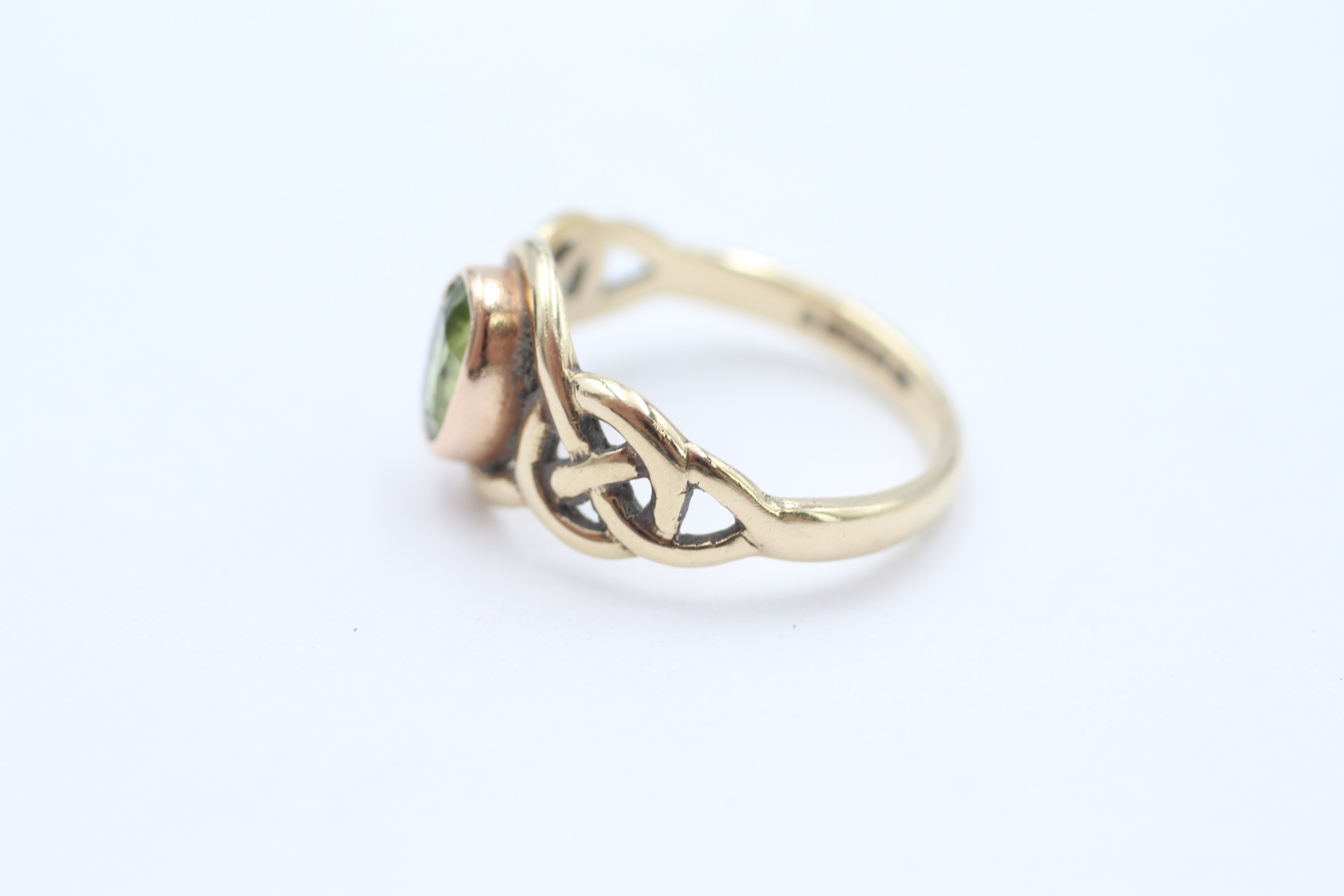 9ct Welsh gold peridot Celtic style dress ring, with millennial hallmark Size L - 2.6 g - Image 3 of 4