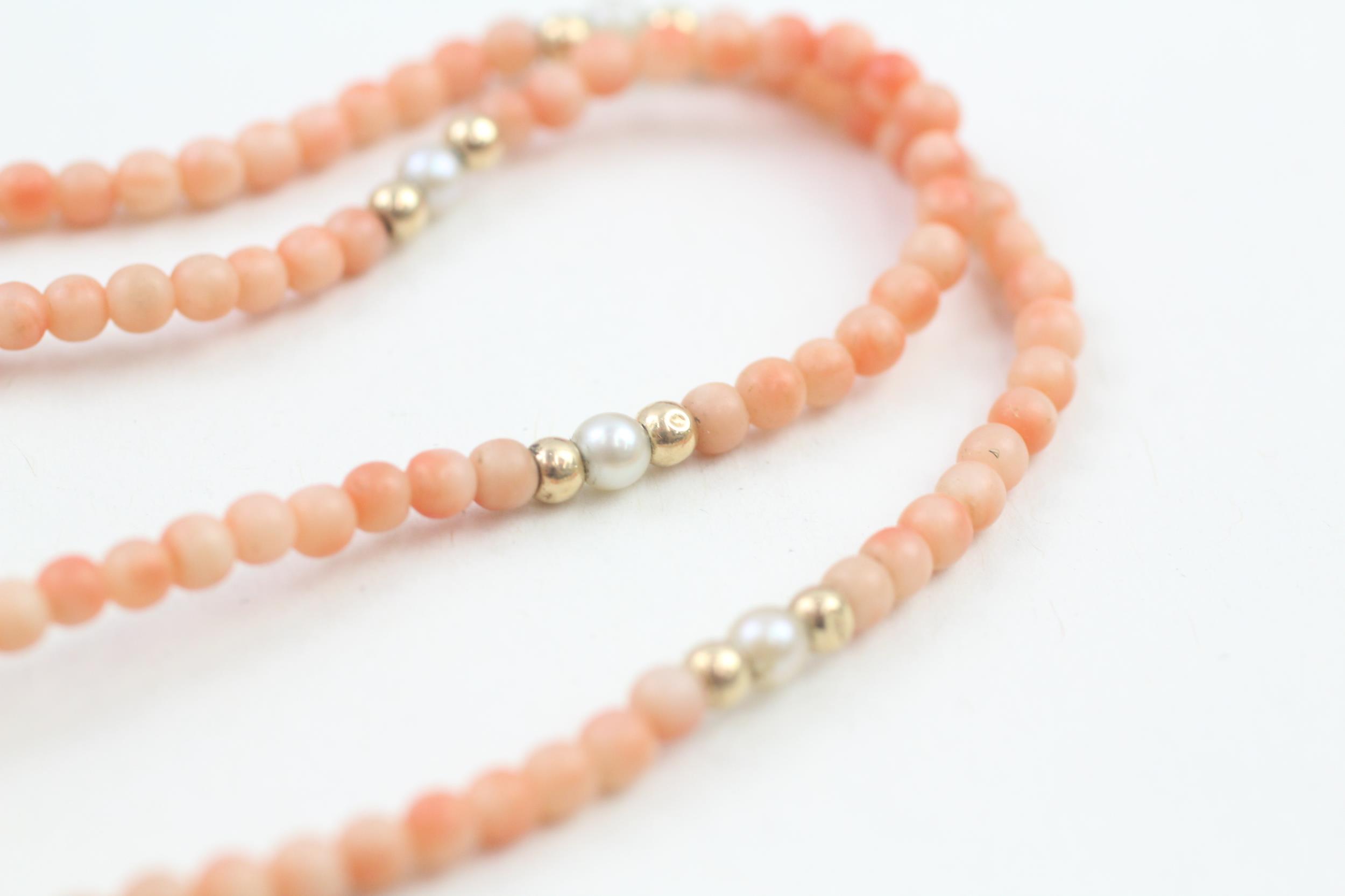 9ct gold coral, cultured & mabe pearl necklace (7g) - Image 3 of 4