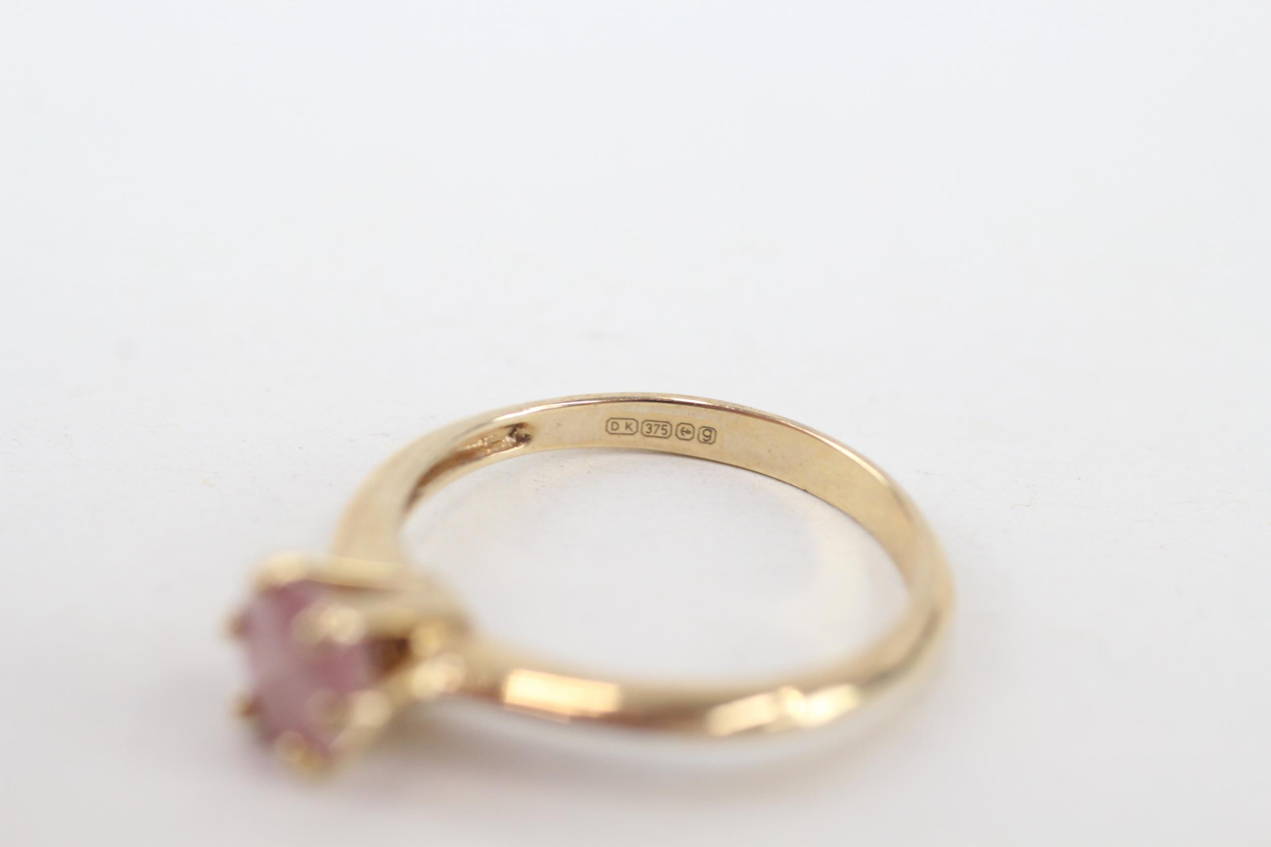 9ct gold pink gemstone solitaire ring (2.2g) Size N - Image 4 of 4