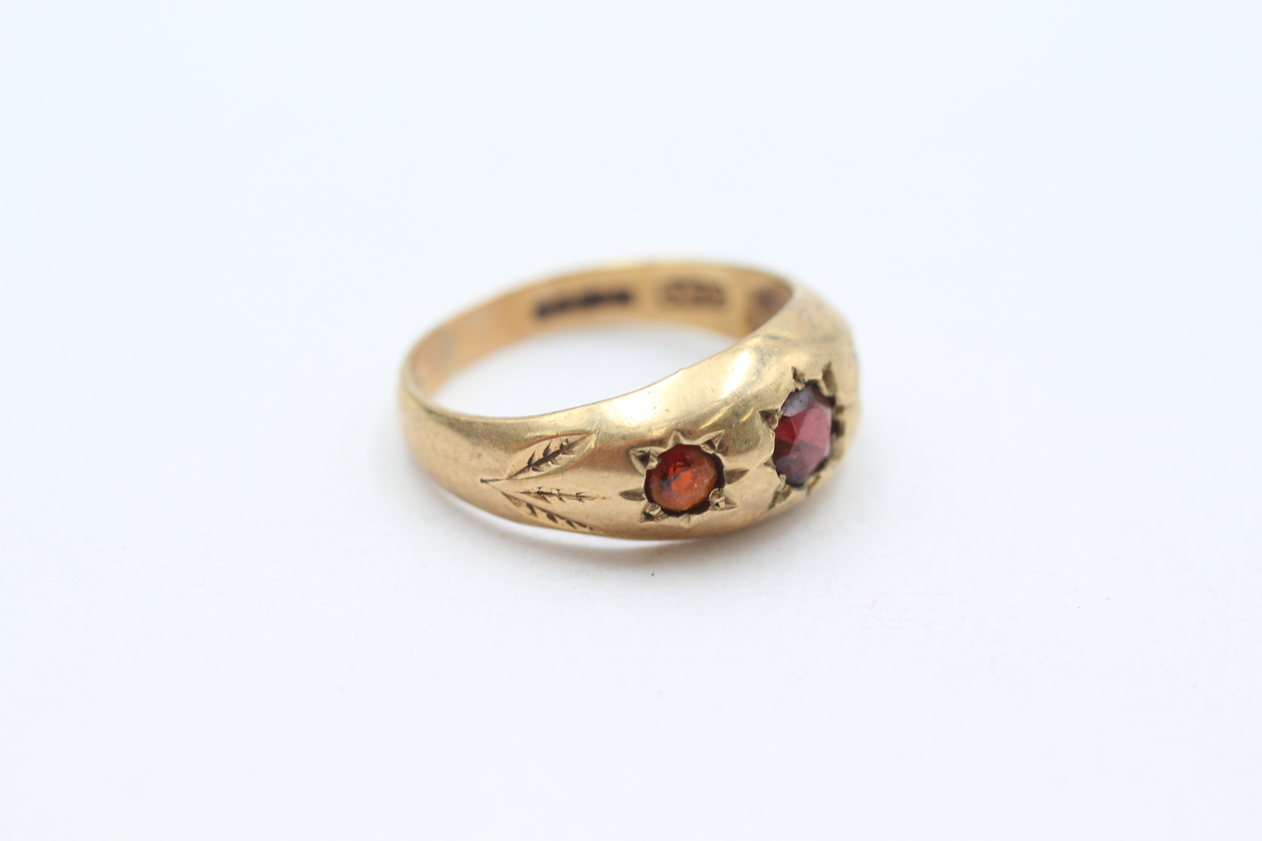 9ct gold antique garnet three stone ring with starburst motif Size M - 2.5 g - Image 2 of 5