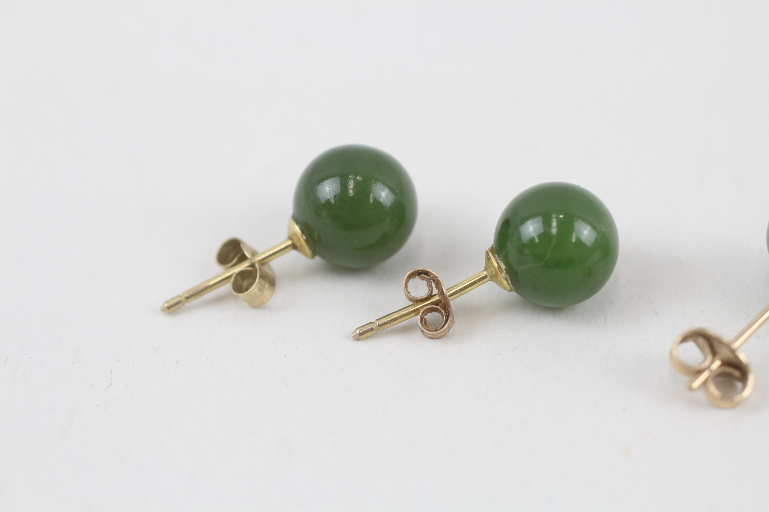 2x 9ct gold nephrite & jade stud earrings with scroll backs - 3.7 g - Image 5 of 6