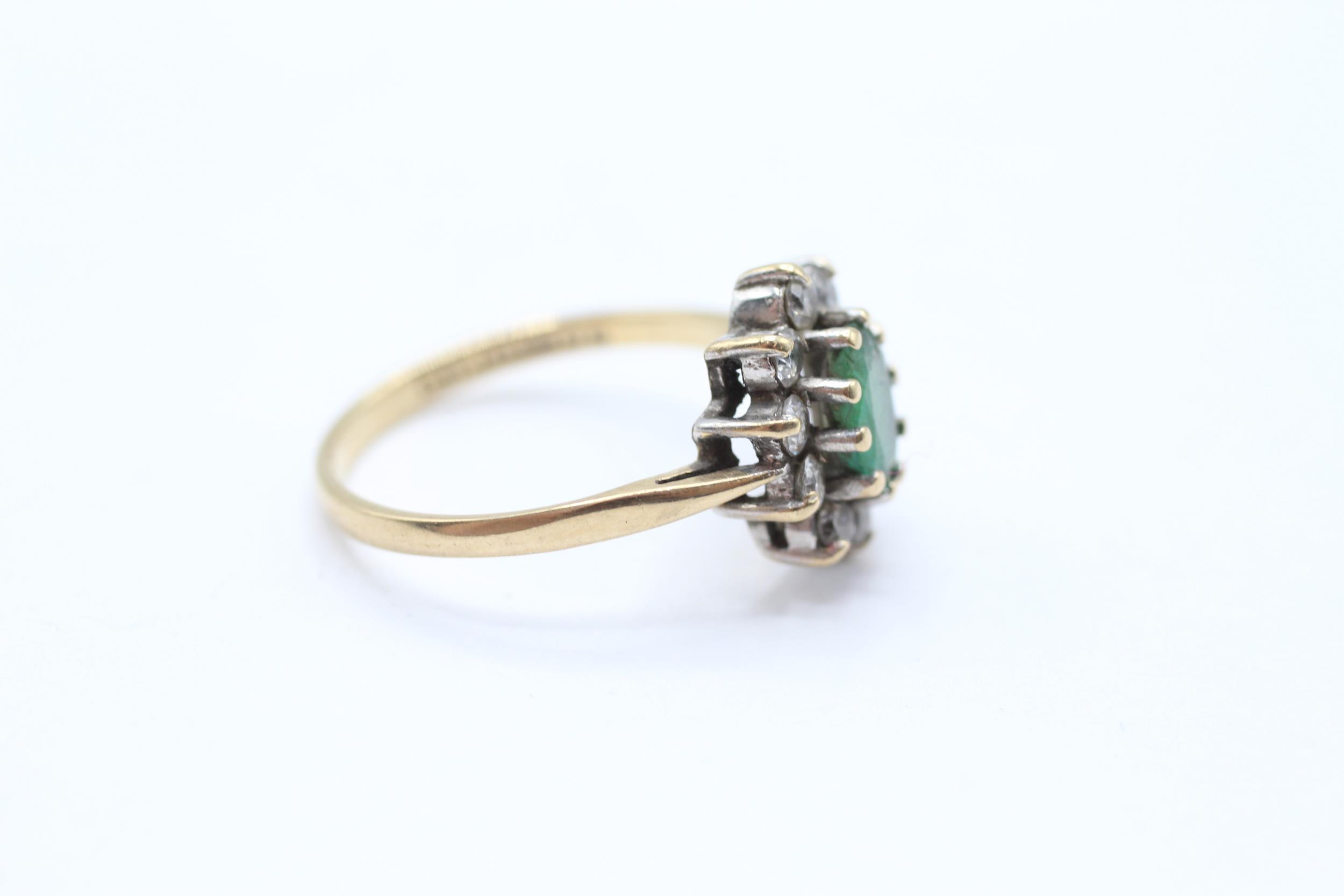 9ct gold vintage emerald & white gemstone cluster ring. Hallmarked: London 1981 Size O - 2.3 g - Image 2 of 4