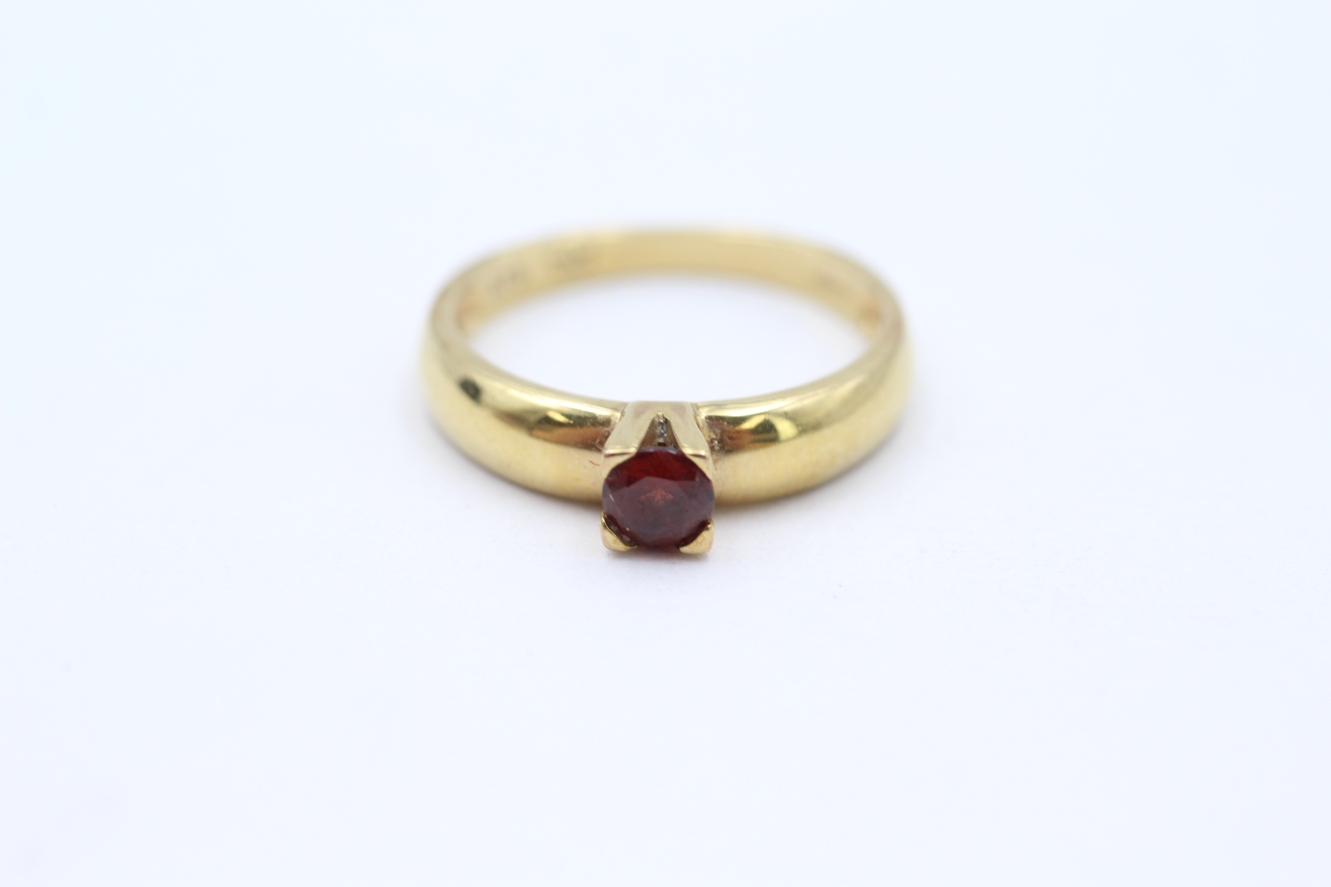 9ct gold garnet solitaire ring, claw set Size K 1/2 - 2 g