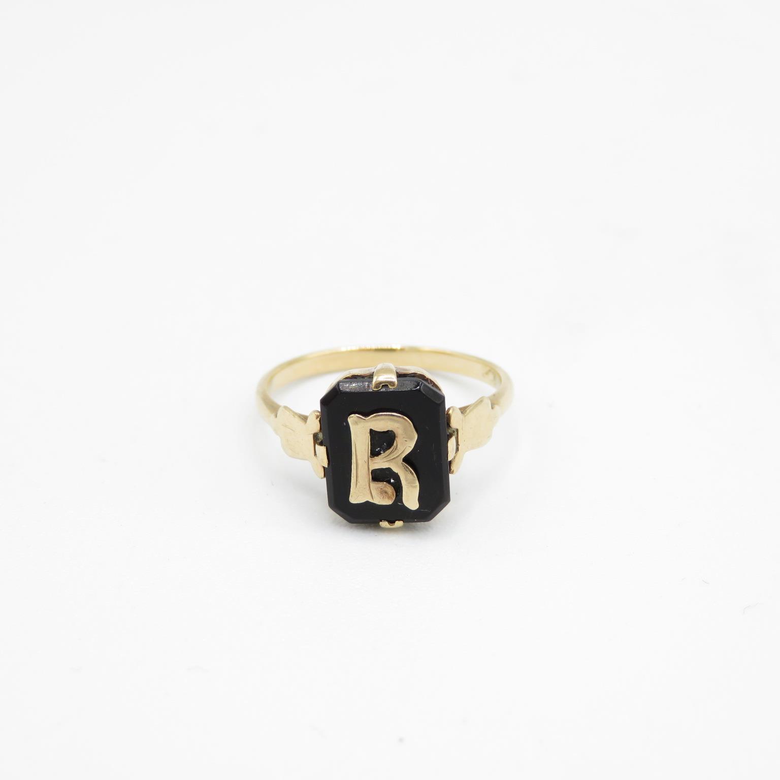 9ct gold vintage black onyx initial 'R' dress ring (1.9g) Size L