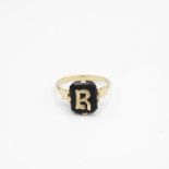 9ct gold vintage black onyx initial 'R' dress ring (1.9g) Size L