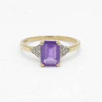 9ct gold rectangular amethyst single stone ring with diamond set shoulders Size Q 1/2 - 2.2 g