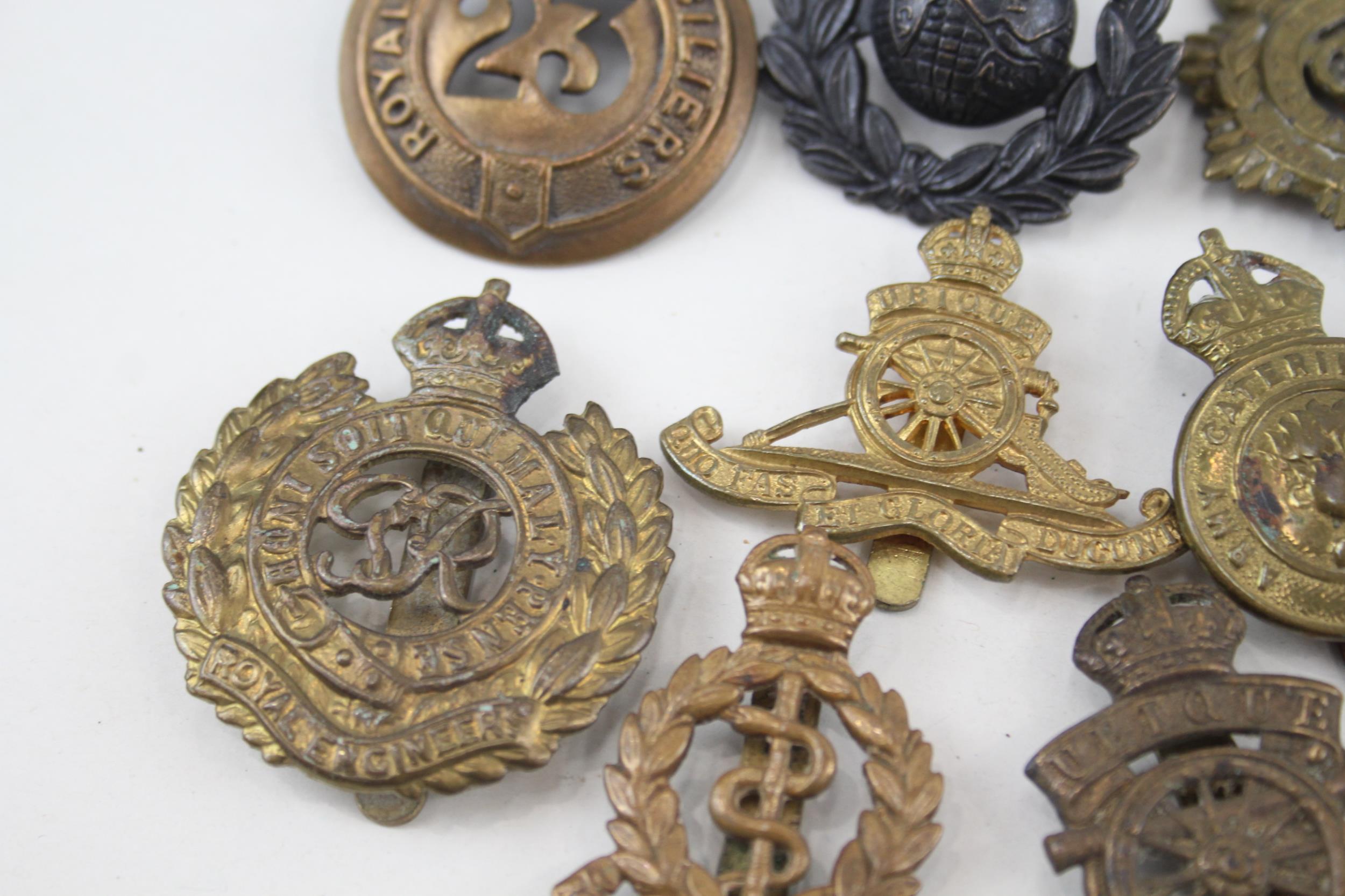 Military Cap Badges x 10 inc. Royal Marines Royal Welsh Fusiliers Lincolns Etc - Military Cap Badges - Image 6 of 7