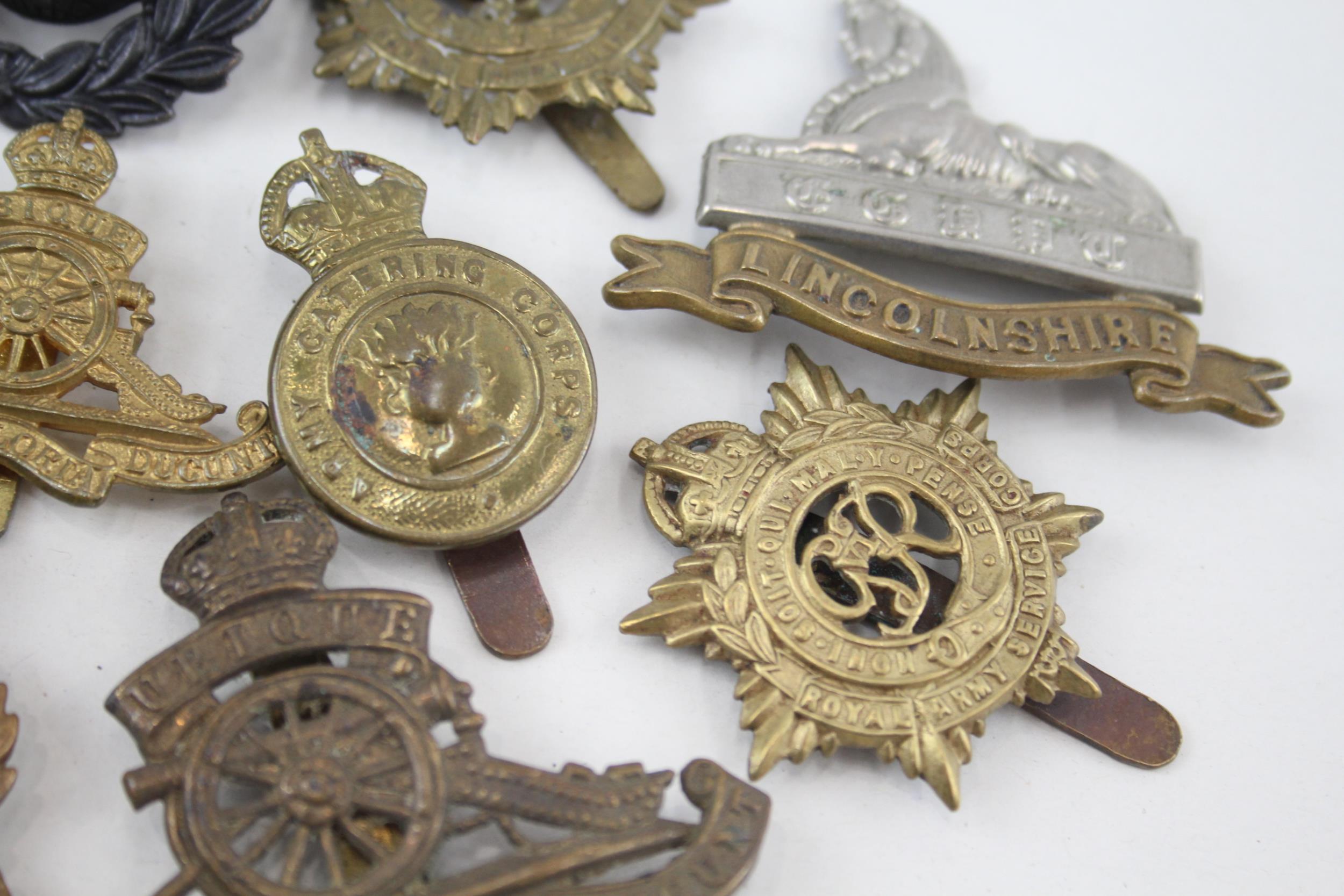 Military Cap Badges x 10 inc. Royal Marines Royal Welsh Fusiliers Lincolns Etc - Military Cap Badges - Image 4 of 7