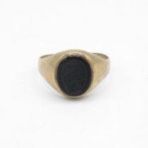 9ct gold onyx cameo ring Size V - 3.7 g