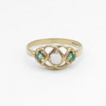 9ct gold opal & emerald dress ring Size R - 2.1 g