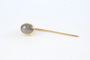 9ct gold cat's eye gemstone tie pin, bezel set (1.4g)