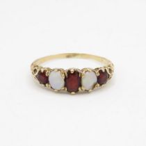 9ct gold vintage opal & garnet five stone ring (2.4g) Size R