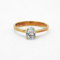 9ct gold pear cut blue topaz solitaire ring, claw set (2.2g) Size R