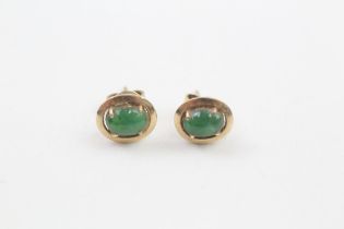 14ct gold jade stud earrings with scroll backs (1.4g)