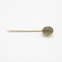 9ct gold cat's eye gemstone tie pin, bezel set (1.4g)