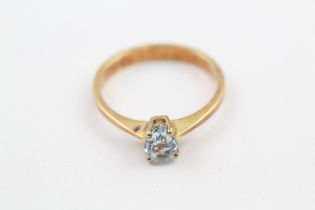 9ct gold pear cut blue topaz solitaire ring, claw set (2.2g) Size R