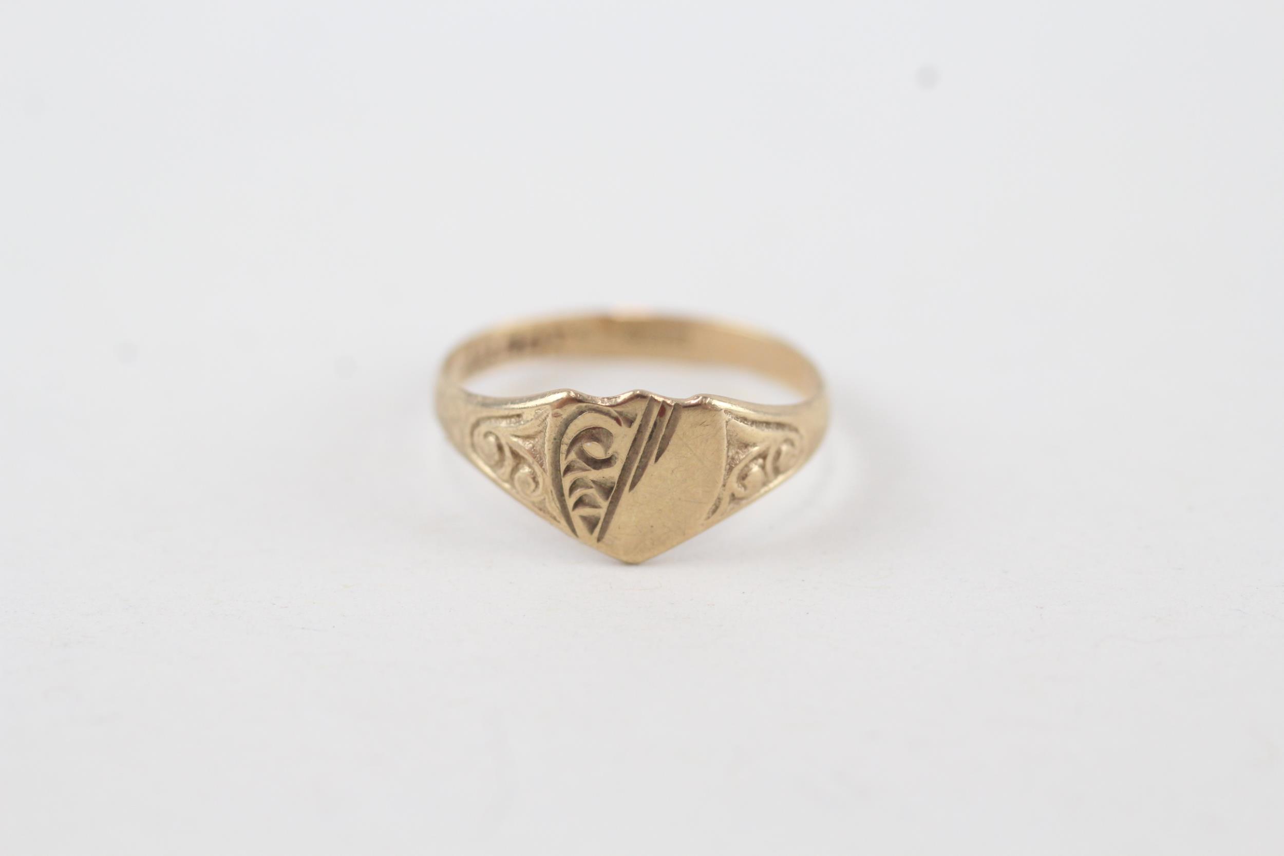 9ct gold etched shield signet ring 0.6g Size E