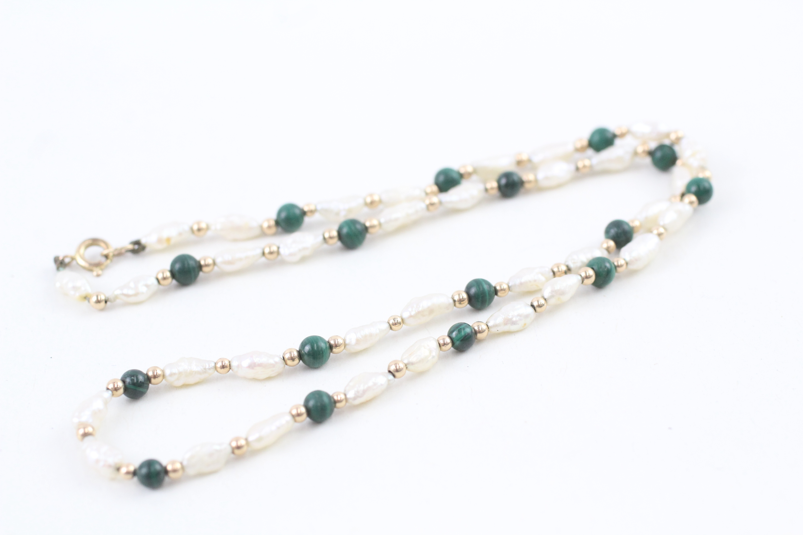 9ct gold pearl & nephrite necklace (6.9g)