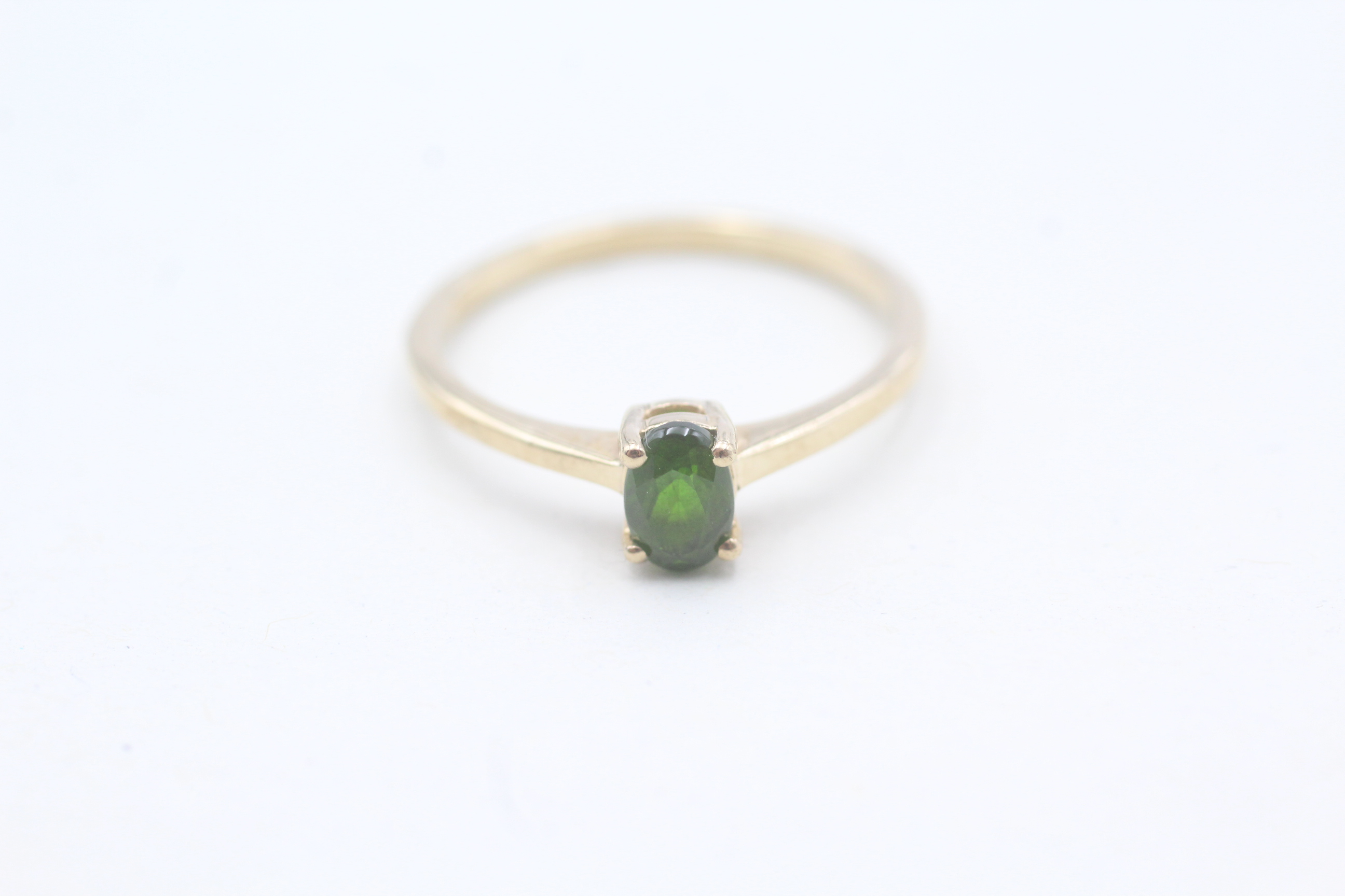 9ct gold and diopside stone ring (1.6g) Size O - Image 2 of 5