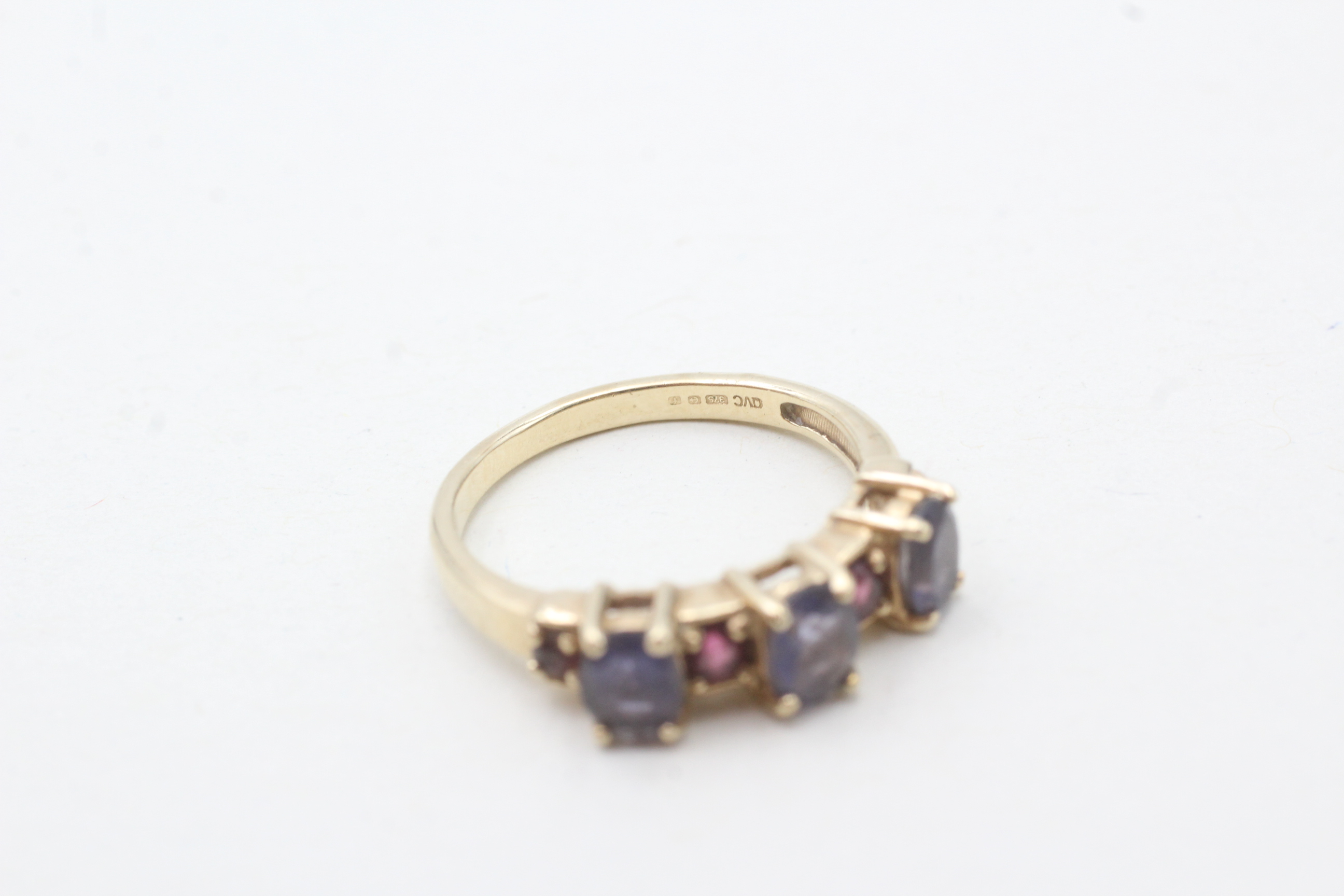 9ct gold garnet & iolite seven stone ring (2.3g) Size K - Image 6 of 6