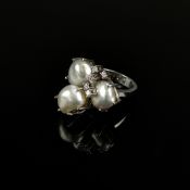 Perlen-Diamant-Ring, 585/14K Weißgold (punziert), Gesamtgewicht 8,07g, mittig mit 3 Flussperlen in 