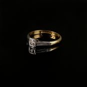 Feiner Art Deco Ring, 750/18K Gelbgold (punziert), 2,16g, mittig Diamant von ungefähr 0,12ct., reli