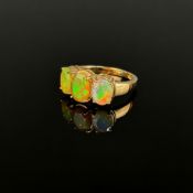 Opal-Ring, 585/14K Gelbgold (punziert), 4,27g, besetzt mit drei afrikanischen Opalen im Ovalschliff