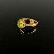 Peridot-Ring, 750/18K Gelbgold (punziert), 4,76g, Scala,  mittig runder facettierter Peridot von ca