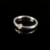 Feiner Solitär Ring, 585/14K Weiß- und Gelbgold (punziert), 1,87g, mittig Diamant im Brillantschlif