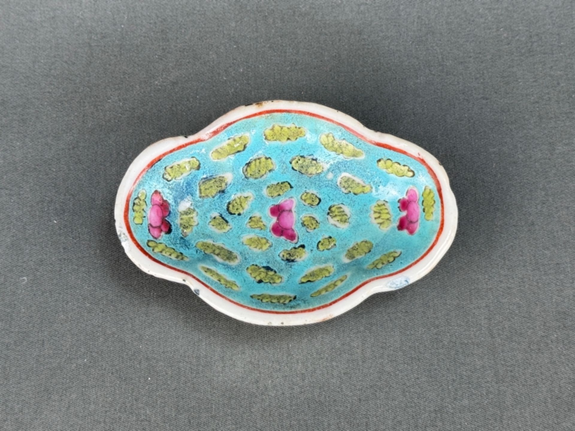 Kleine Schale, China, polychrom dekoriert, Porzellan, bodenseitig Siegelmarke, Maße 2x9x6cm - Bild 2 aus 3