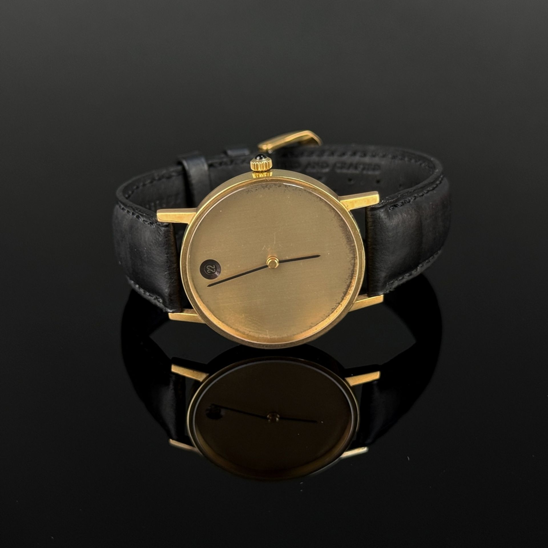 Design wristwatch, 750/18K yellow gold (hallmarked), round plain dial, date display at 12, manual w