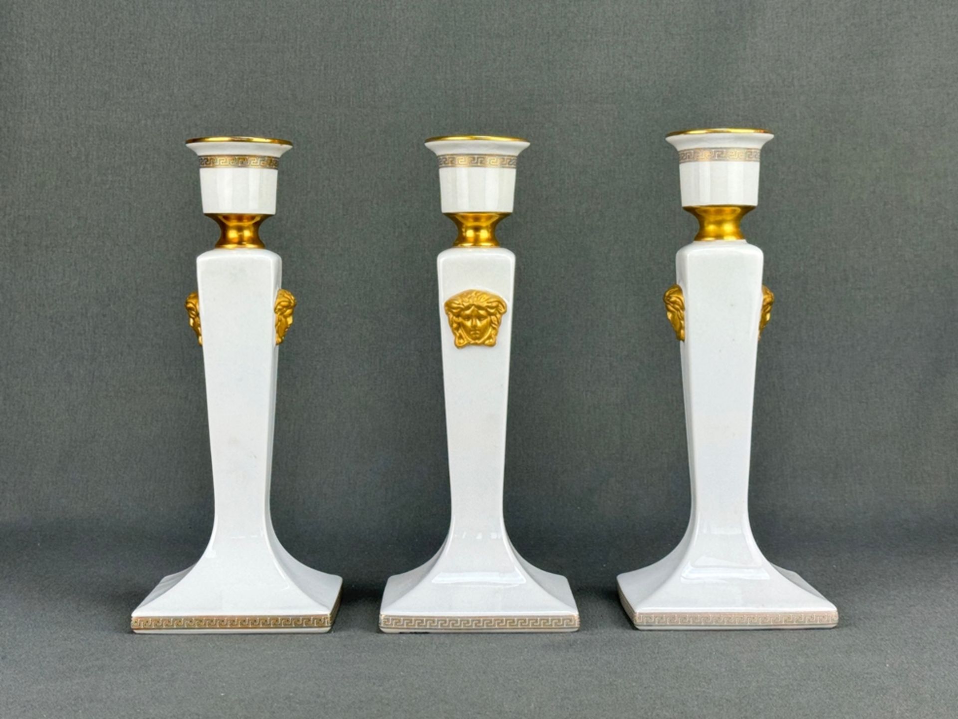 Drei Kerzenhalter, Rosenthal, Entwurf Versace, Dekor "Gorgona", goldene Bodenmarke, jeweils Weiß-Po