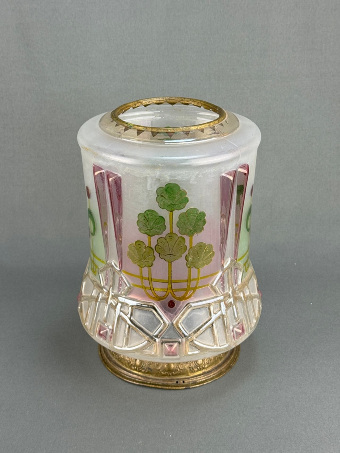 Großes Windlicht/Lampenschirm, Jugendstil, um 1900, farbloses Glas, polychrom bemalt, Messingfuß un