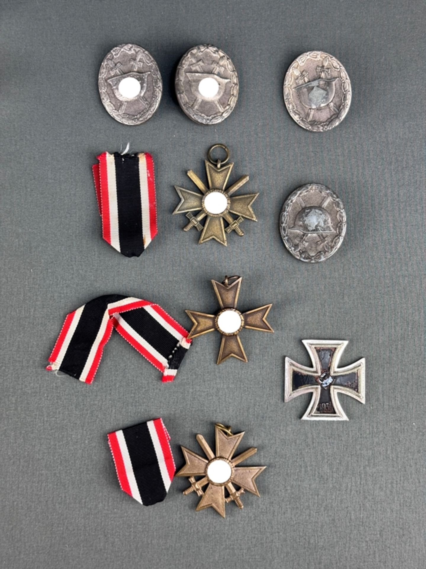 Order/medal collection, 9 pieces, consisting of: 4 Third Reich Wounded Service Badges, 2 with erase - Image 3 of 4