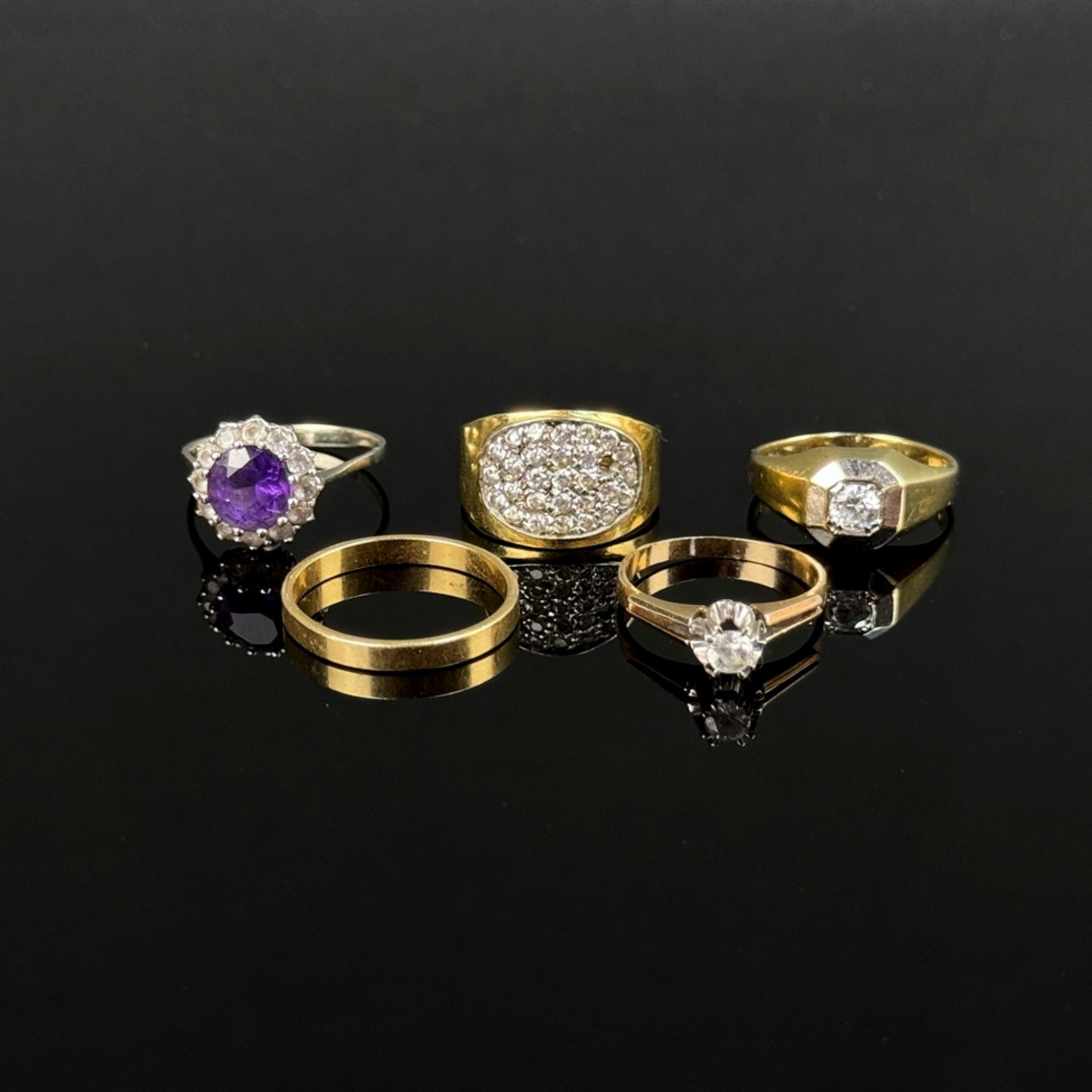 A collection of five rings, one ring with large zirconia, 333/8K yellow gold, 3.27g, ring size 58,  - Image 2 of 4