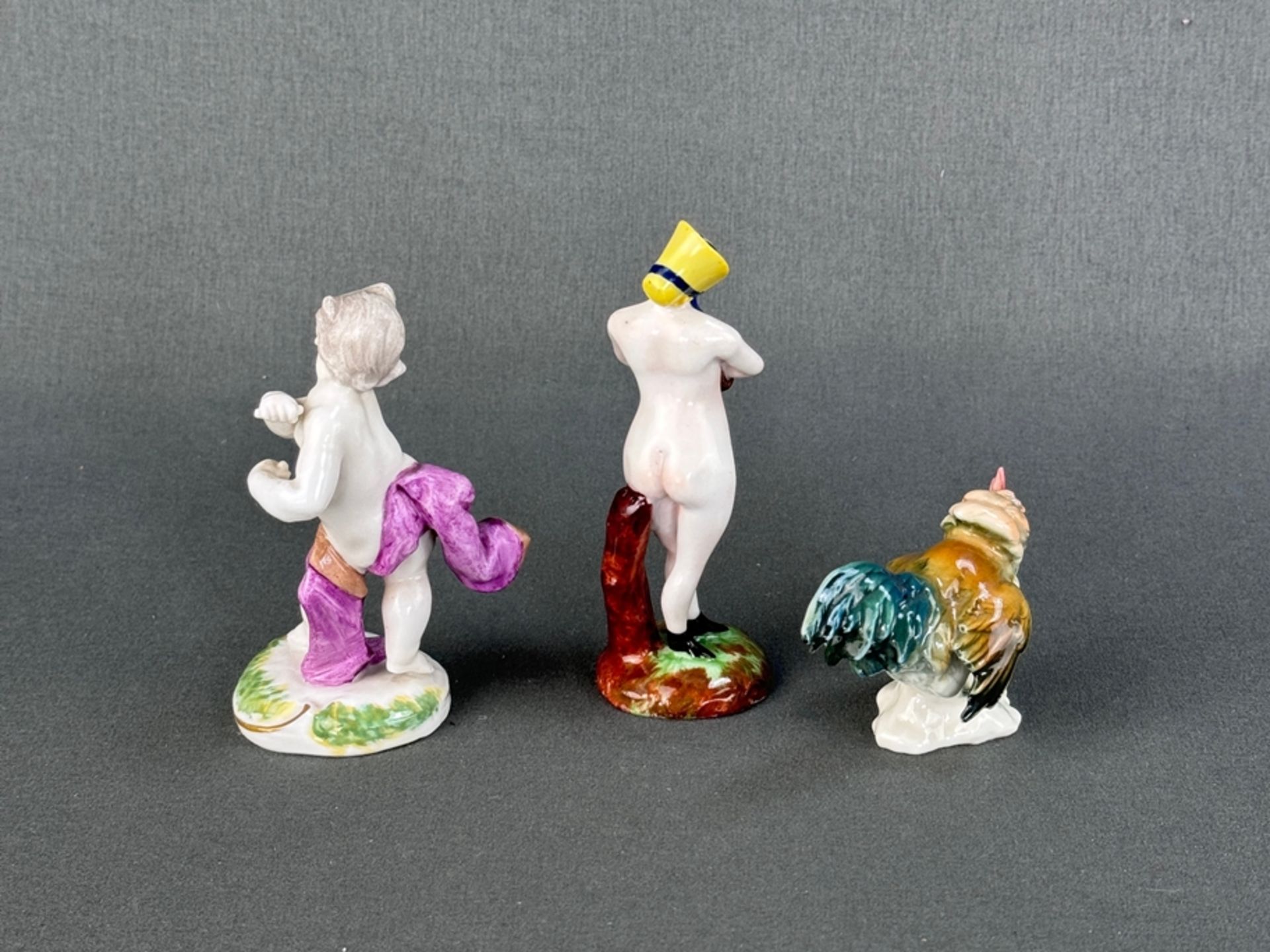 Kleines Konvolut Porzellanfiguren, bestehend aus: "Weiblicher Akt" mit Hut und Muff, an Aststütze, - Bild 2 aus 3