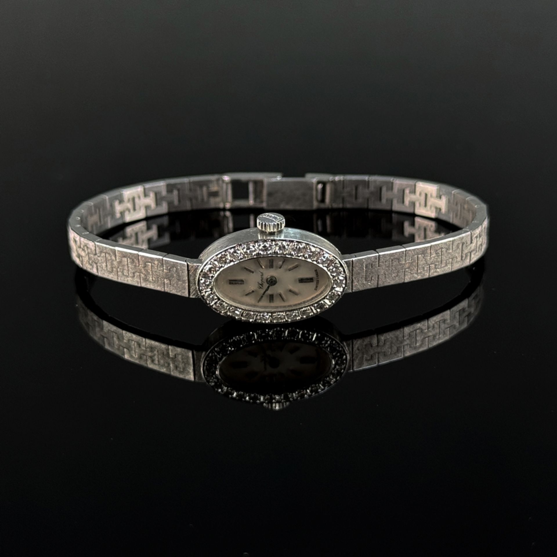 Elegante Damen Armbanduhr, Chopard, 750/18K Weißgold (punziert), 25,78g, in Originaletui, ovales Ge