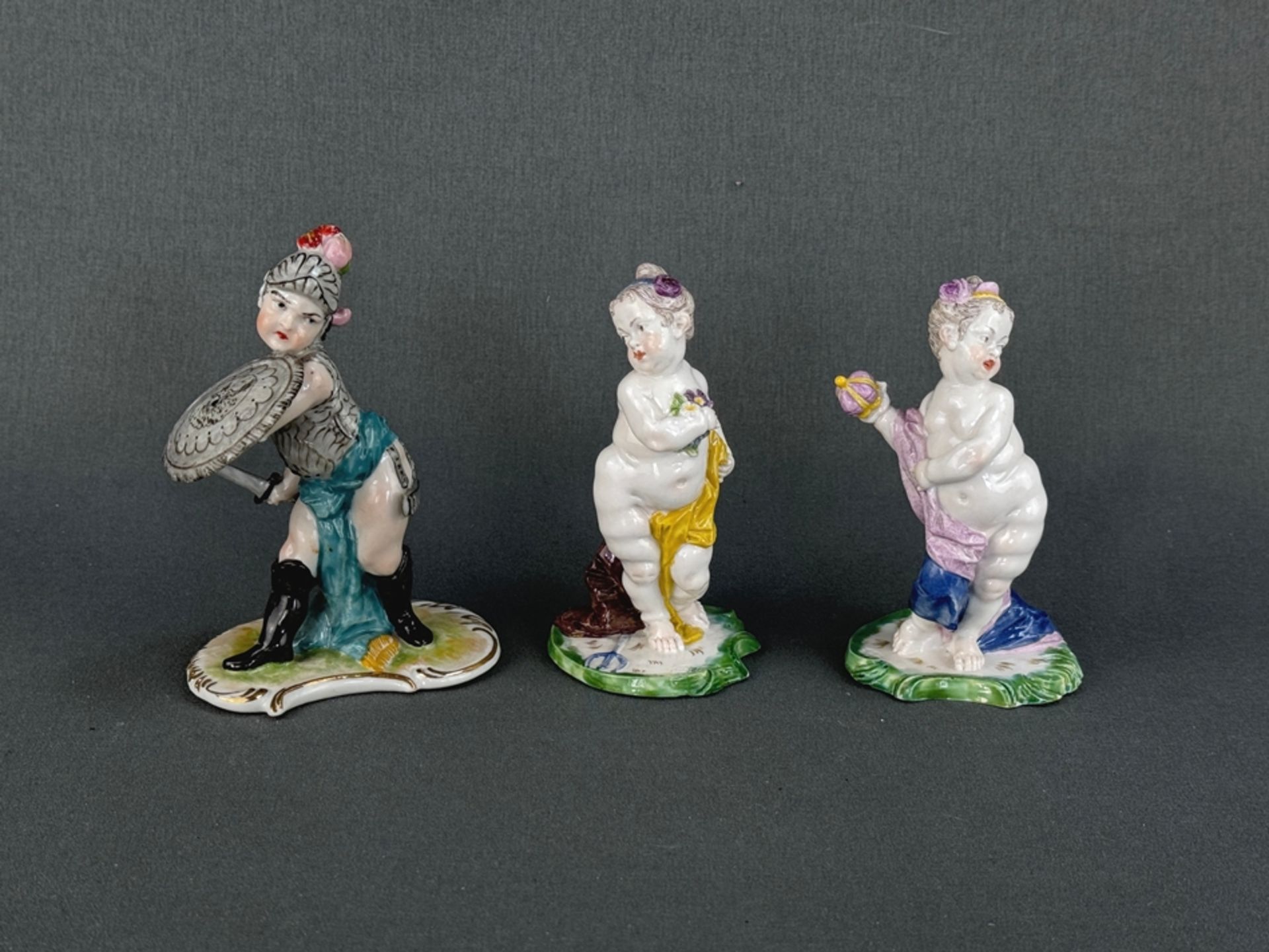 Drei kleine Porzellanfiguren "Putten", Nymphenburg, Götter Serie, Entwurf Franz Anton Bustelli, all