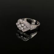 Brillant-Ring, 585/14K Weißgold (punziert), 6,93g, besetzt mit insgesamt 23 Diamanten im Brillantsc