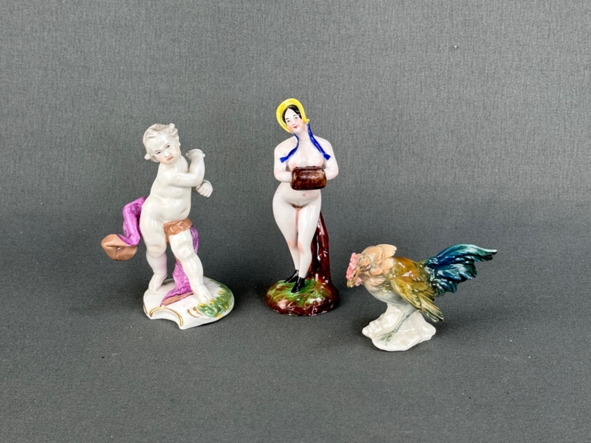 Kleines Konvolut Porzellanfiguren, bestehend aus: "Weiblicher Akt" mit Hut und Muff, an Aststütze,