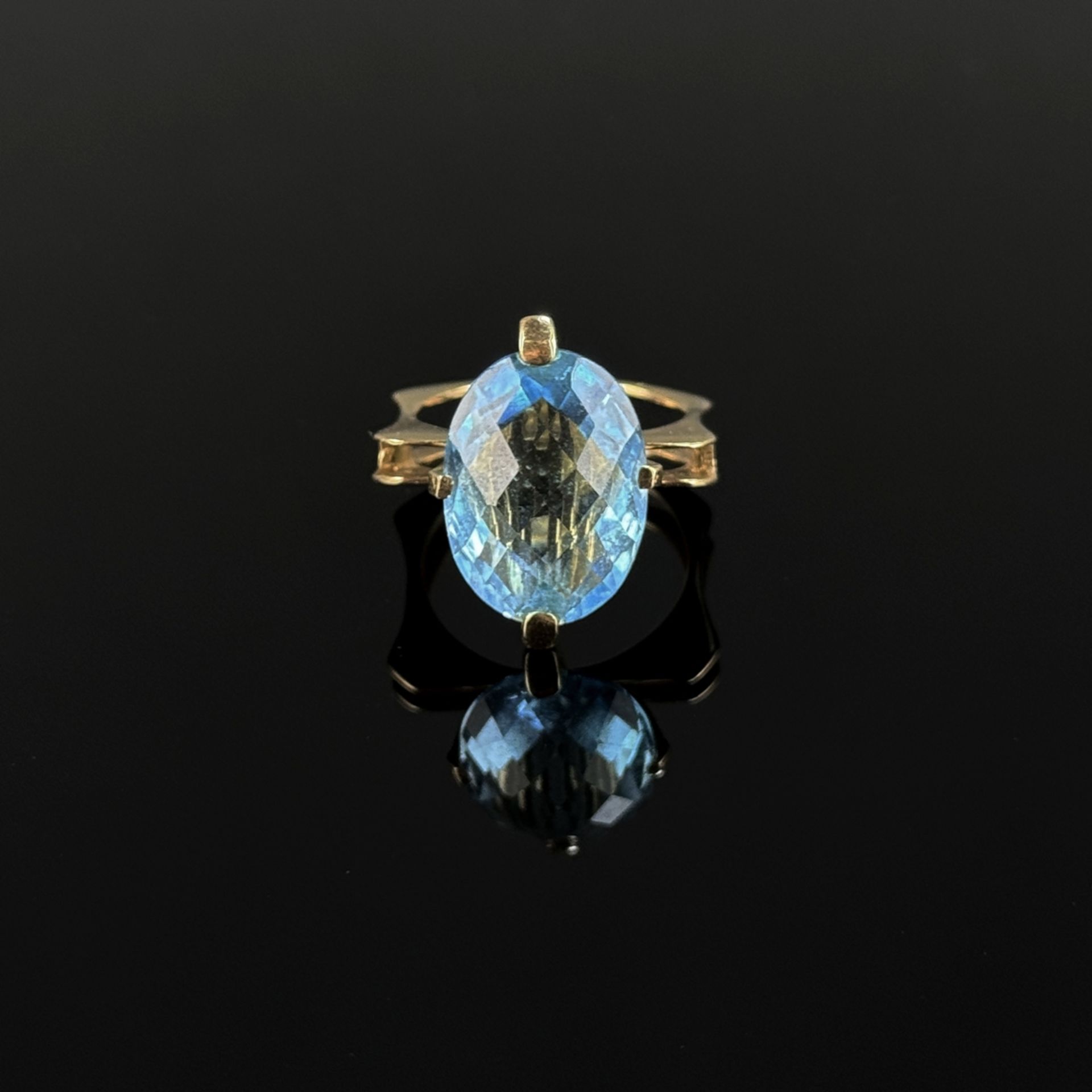 Modern ring, 750/18K yellow gold (hallmarked), total weight 7.88g, large light blue, oval, faceted - Image 2 of 3