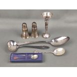 Konvolut Silber, 7 Teile, bestehend aus: Kerzenständer, Silber 880, gewichtet, Höhe 12cm, Paar Salz
