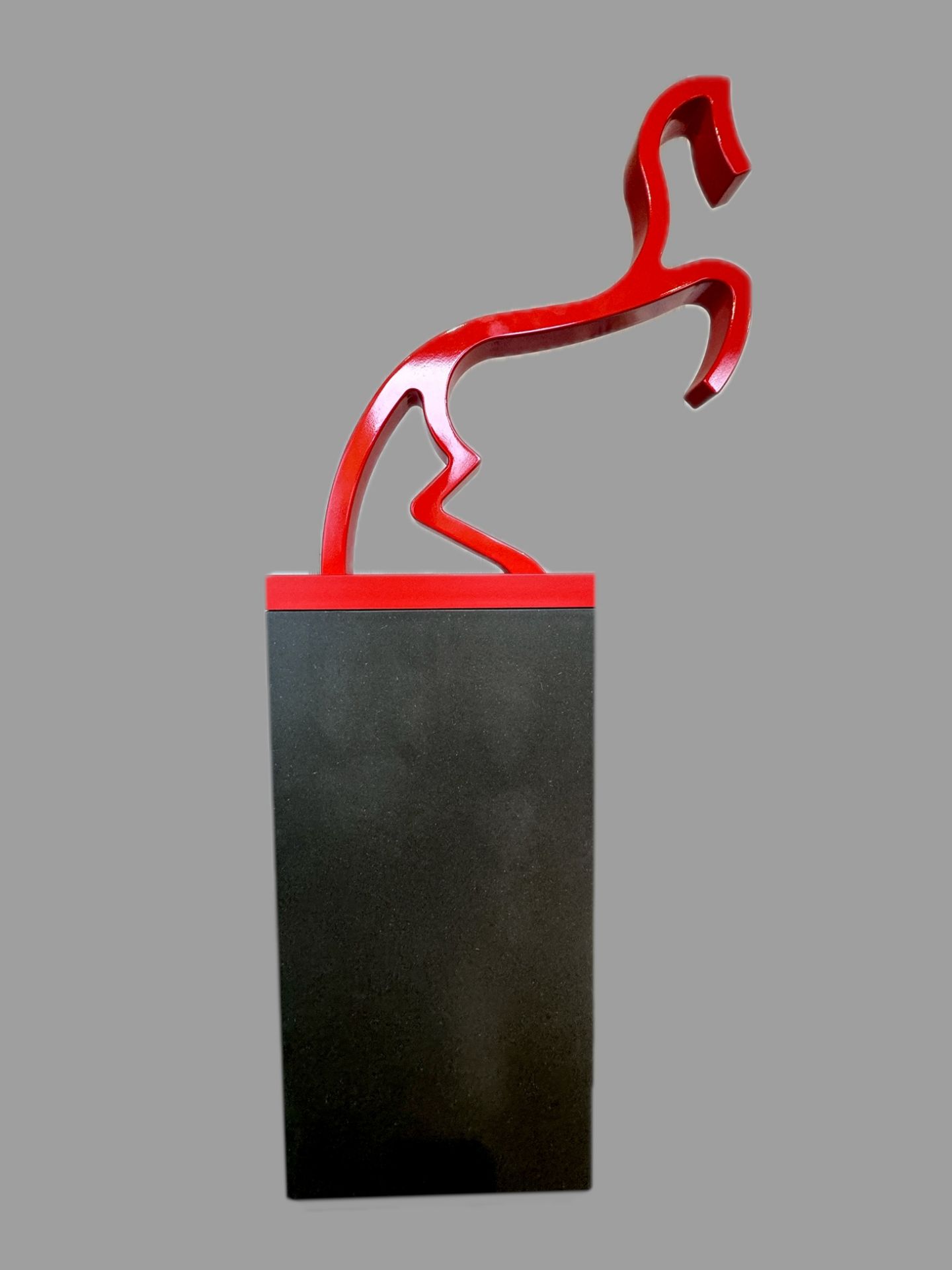 Hinger, Johann (1947 Linz) "Rotes Pferd", auf schwarzem Sockel, Reproduktion der Stahlskulptur in B