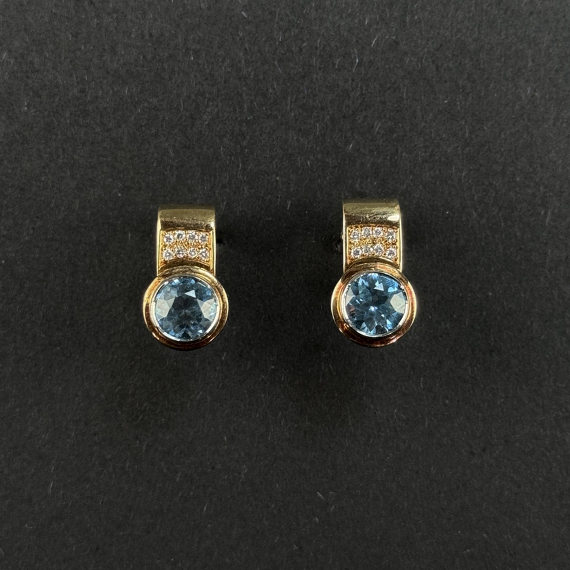 Pair of aquamarine stud earrings, 750/18K yellow gold (hallmarked and tested), 9.09g, each with rou