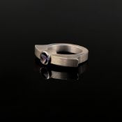 Designer-Ring mit Amethyst, Silber 925 (punziert), Gesamtgewicht 12g, mittig besetzt mit einem rund