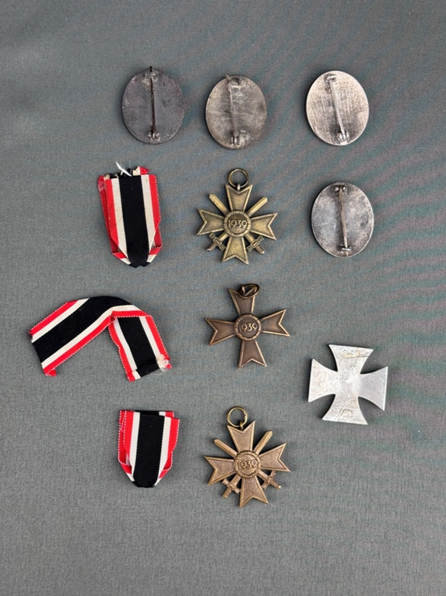 Order/medal collection, 9 pieces, consisting of: 4 Third Reich Wounded Service Badges, 2 with erase - Image 4 of 4