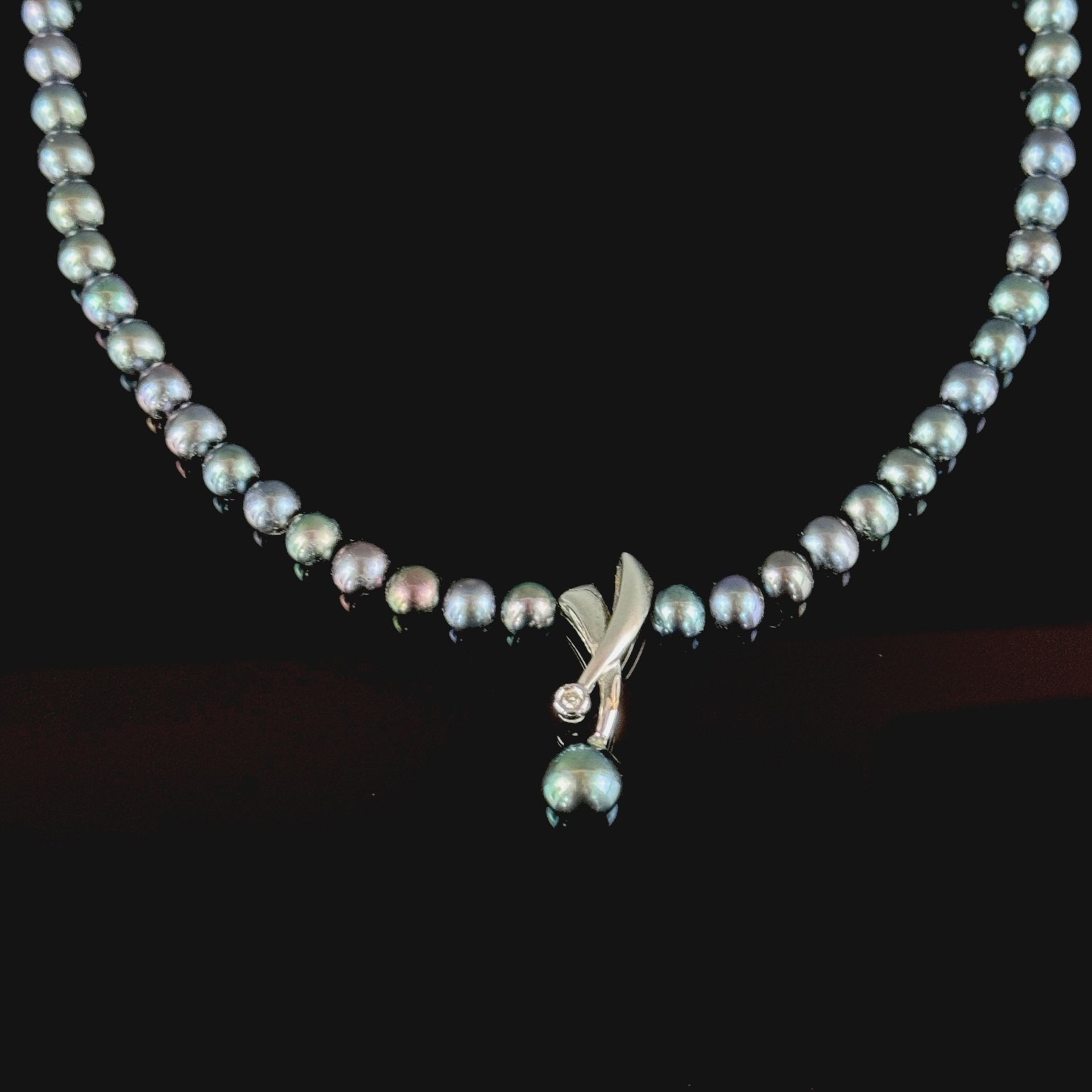 Pearl necklace, 750/18K white gold (hallmarked), total weight 17.11g, Mikura, equally sized Japanes