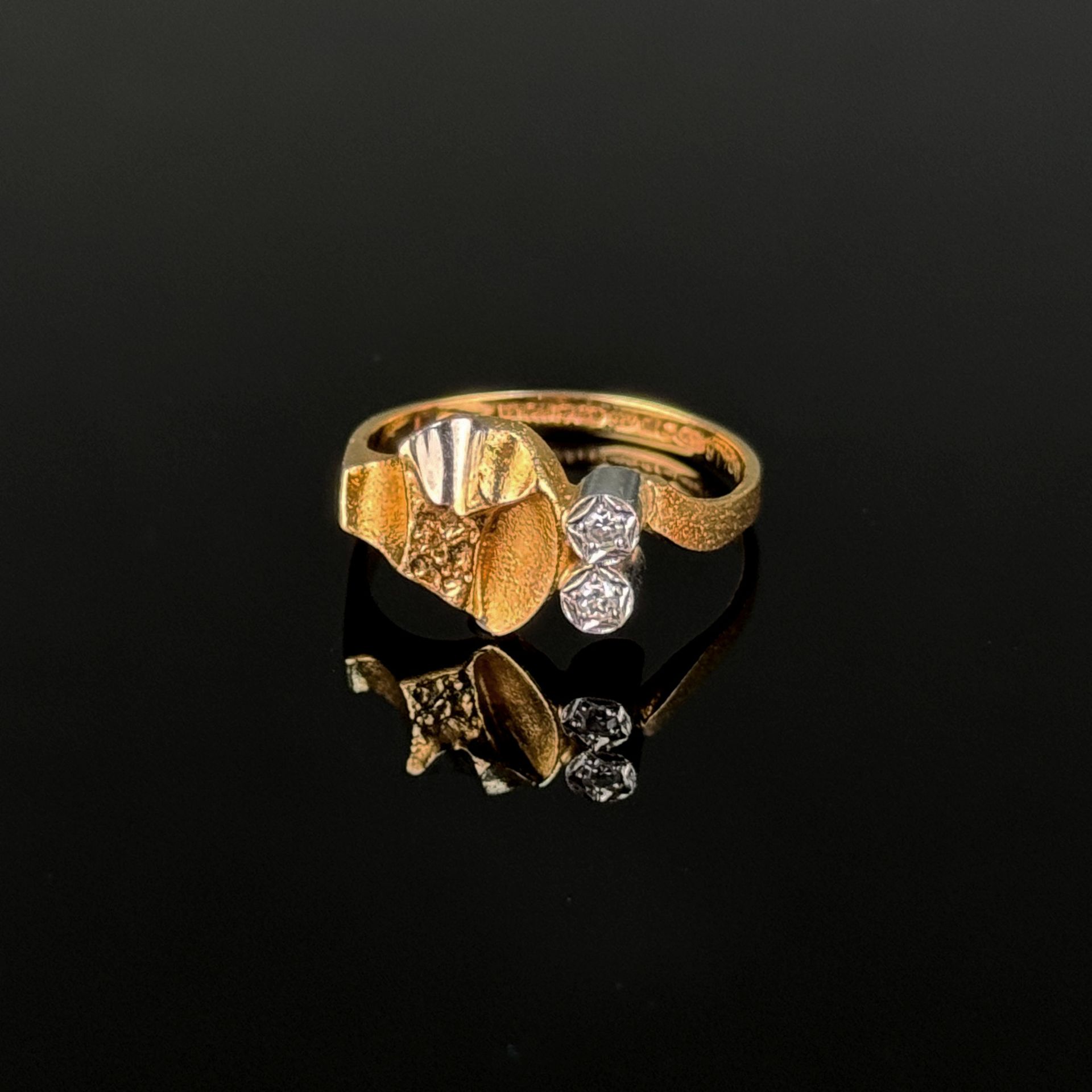 Modern Lapponia diamond ring, 750/18K yellow gold (hallmarked), 3.37 g, set with 2 brilliant-cut di - Image 2 of 3