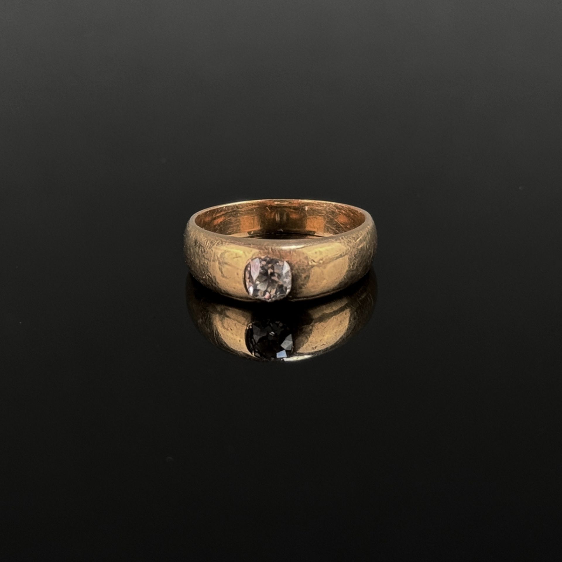 Solitär Ring, 750/18K Gelbgold (getestet), 6,6g, mittig Diamant im Brillantschliff von um ca. 0,3ct - Bild 2 aus 2